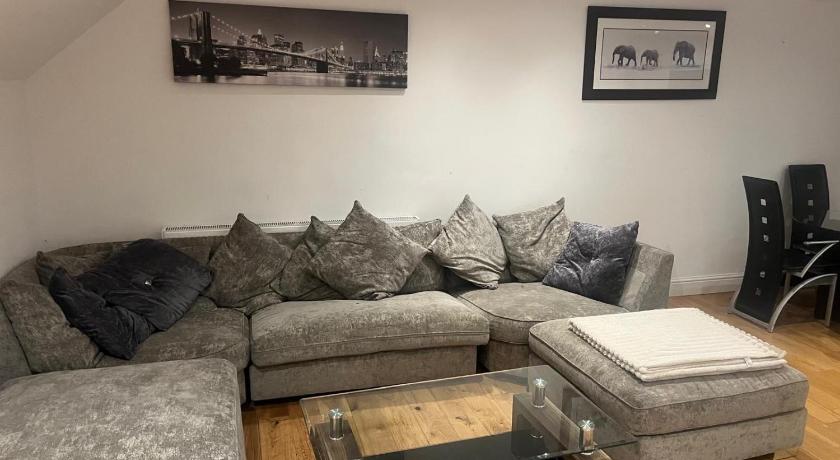 Southgate Home - Sleeps 14 - Parking - Central