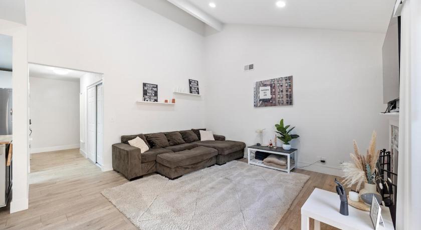 Modern Downtown Escape Sleeps 10
