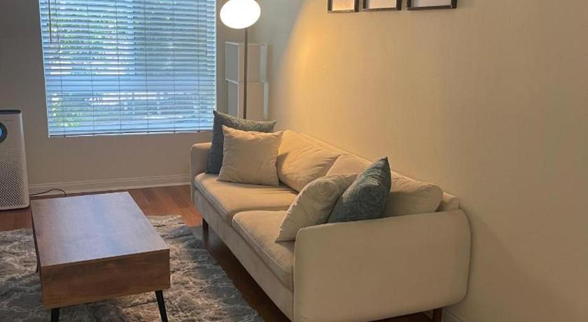 LALAs House- 1br with Free Parking, Pool and Sauna