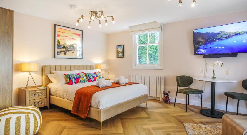 Very best location - Large Luxury Studio by river and City Centre