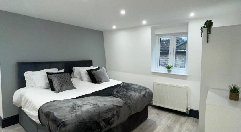 2 Bedroom Apartment - Abacus House - Huntingdon Town Centre - Contractor Friendly - Free Parking - F