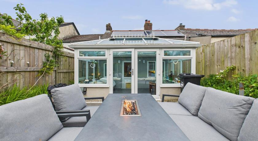 Delightful Cottage in St Newlyn | Sleeps 5 | Cosy Fireplace | Private Patio & Firepit | Near Newquay