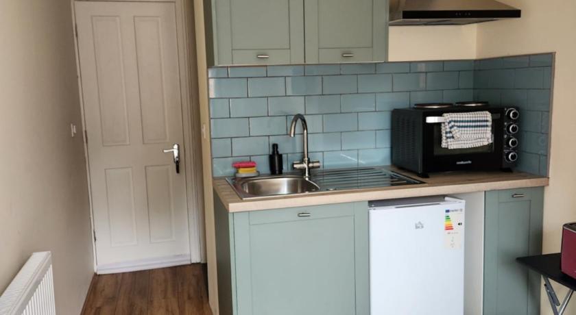 Ensuite Studio Flat Crawley-Gatwick