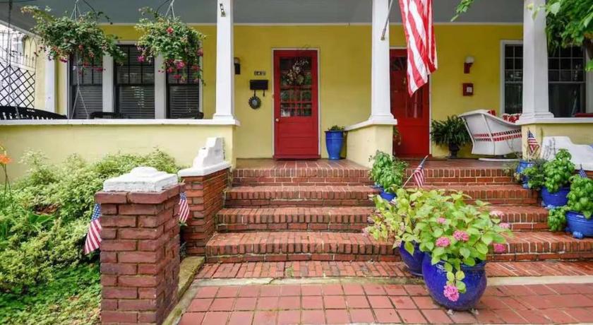 Historic Row Home 1 Block from Gate 1 at USNA