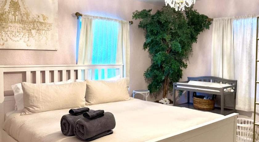 Beach Glam Abode - King Bed, BBQ, Beach Gear