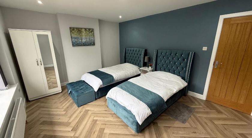 Luxurious 3 bedrooms flat near New Cross,Wolverhampton