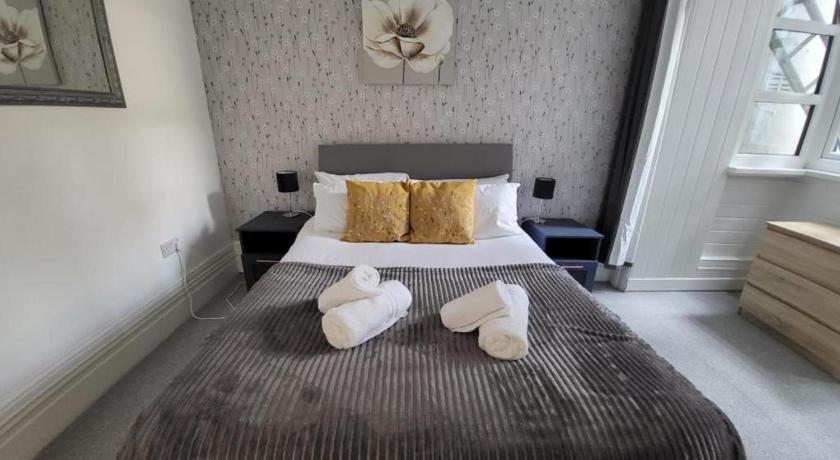 2 bed flat sleeps 4 Swansea centre