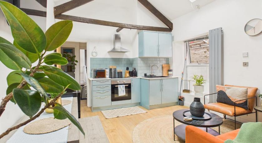Heart of Falmouth - Comfortable & Stylish Studio Apartment | Town Centre | Parking | WiFi |