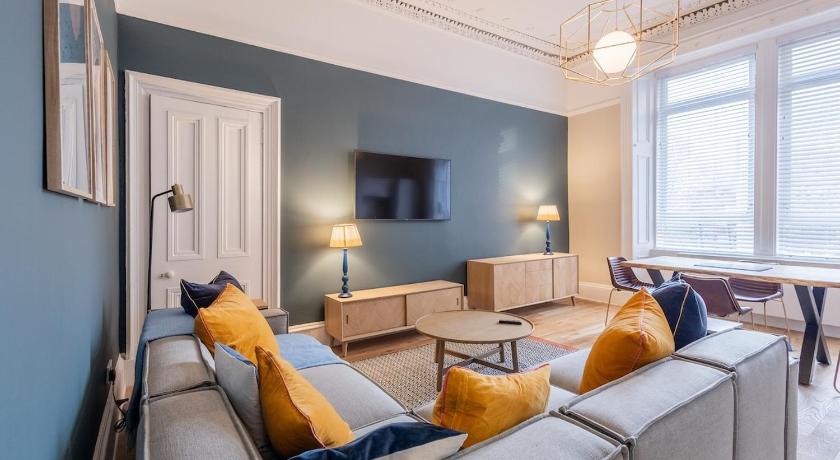3BR Gem West End Walk to Glasgow Uni Parking