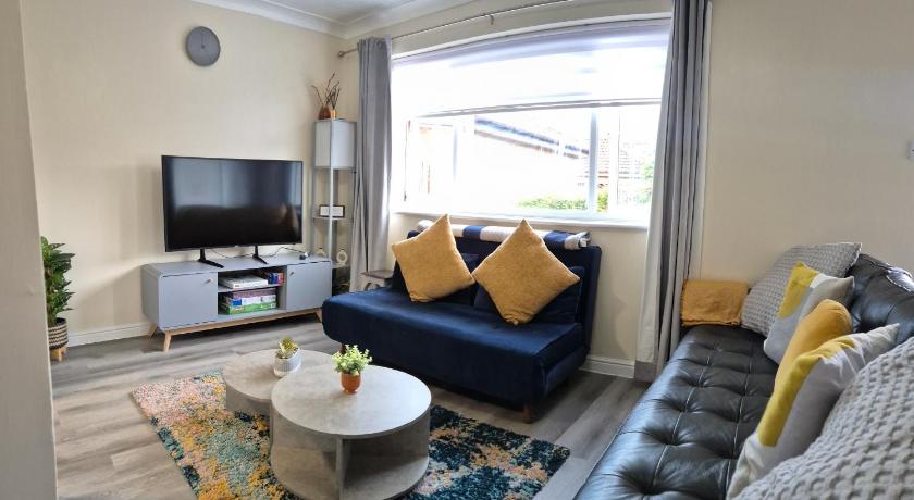 Cosy 2 Bedroom House Stevenage Old town Close to Train Station Free Parking Sleeps 4-6