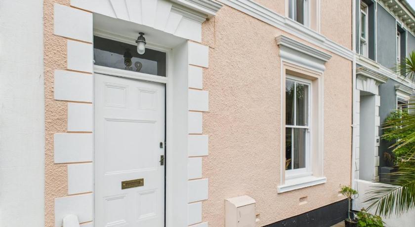 Large Stylish 3-bed Townhouse | Free Parking & Walk to Beach & Shops