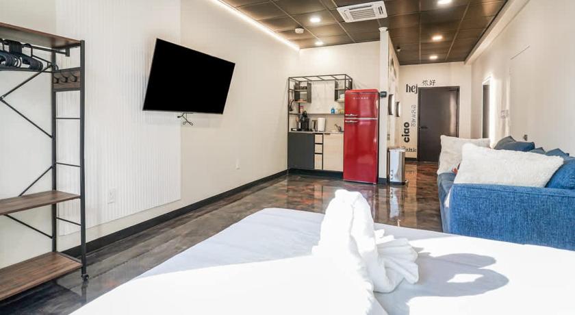New Loft 3 min to CMU Pitt Sleeps 4