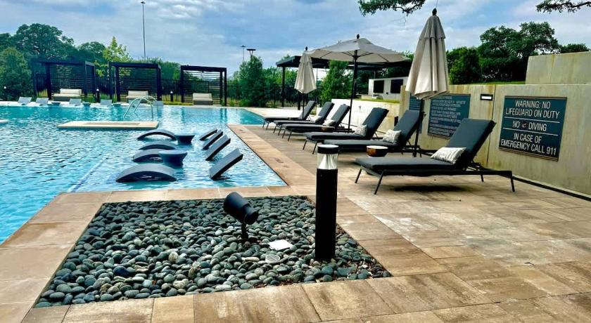 Charming 2-Bed Apt w-Huge Pool & Gym
