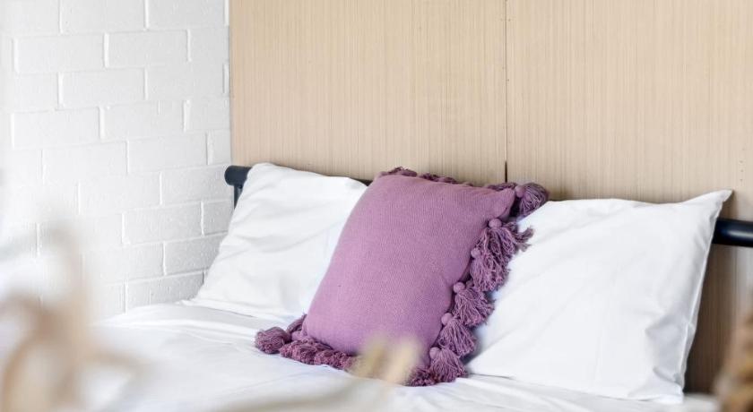 Quiet Crescent Stay in Liverpool - Comfortable Double Room - Shared Bathroom