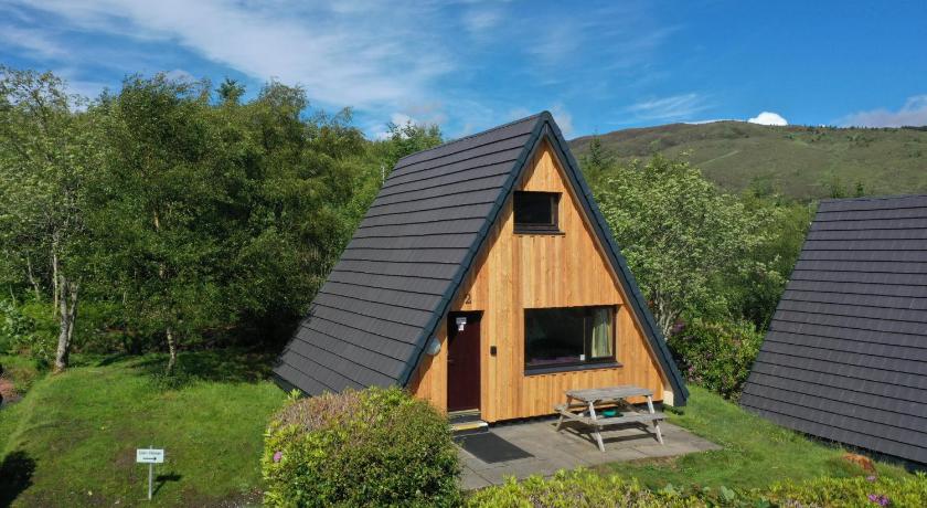 1 Bedroom Cabin with Mountain & Loch Views - Quiet Location between Glencoe & Ben Nevis