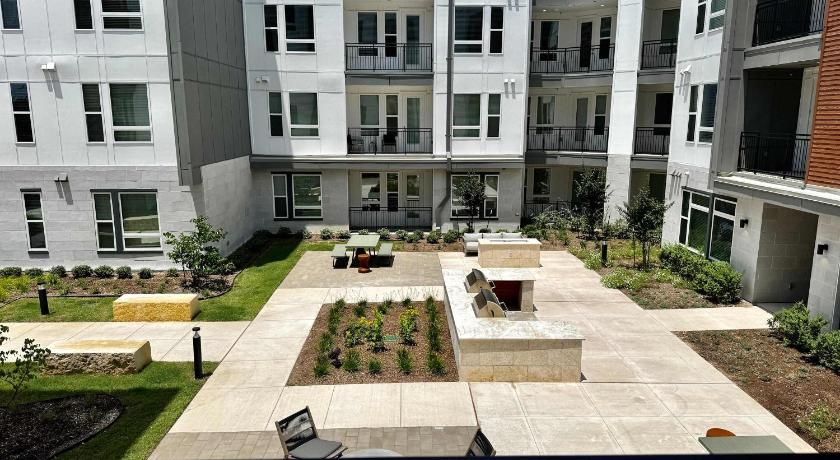 Modern 2- Bed Apt Pool & Gym