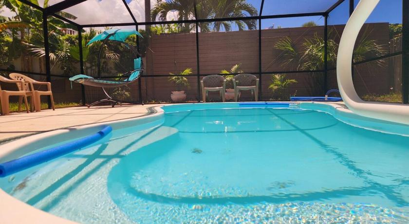 Largo Pool Retreat 1 Mile to Beach