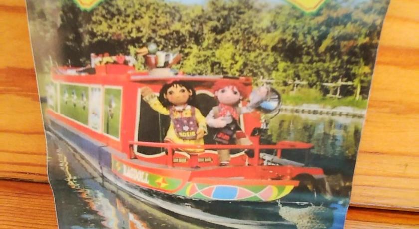 No frills narrowboat stay over experience