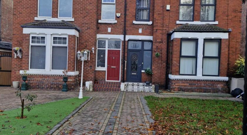 BUDGET ROOMS - 9 East Grange Drive