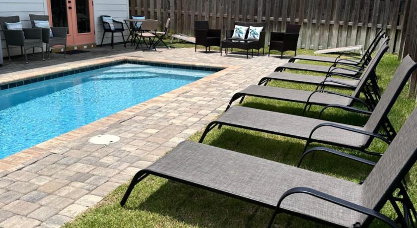 Beach Escape! 4BR Pool Home, Sleeps 15, Game Room & Minutes to 30A & Pier Park