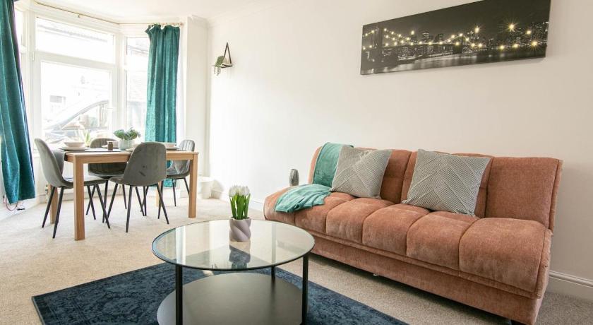 3 bed Modern Home, Vibrant & Stylish, Sleep upto 7