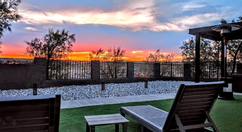 Desert Villa - EV, Hot Tub, Grill, Bar, Games, RV Parking in Twentynine Palms Downtown