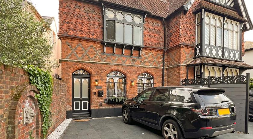Incredible Luxury Windsor Long Walk 4 Bedroom Home With Free Driveway Parking