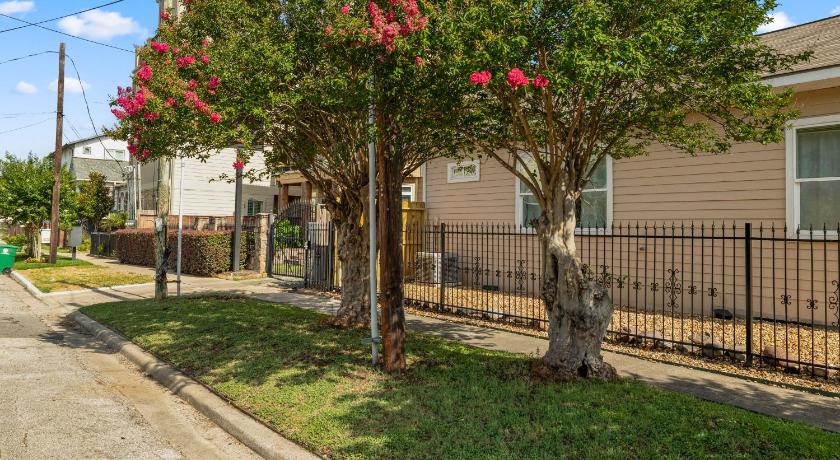 Loft Style Studio In The Heart of D'Arts District