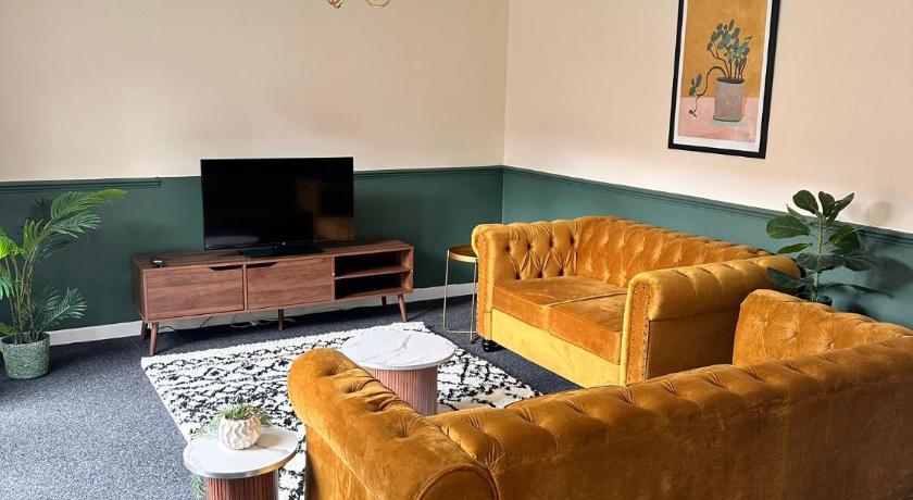 3BR Flat Sleeps 6 West End Sights Driveway