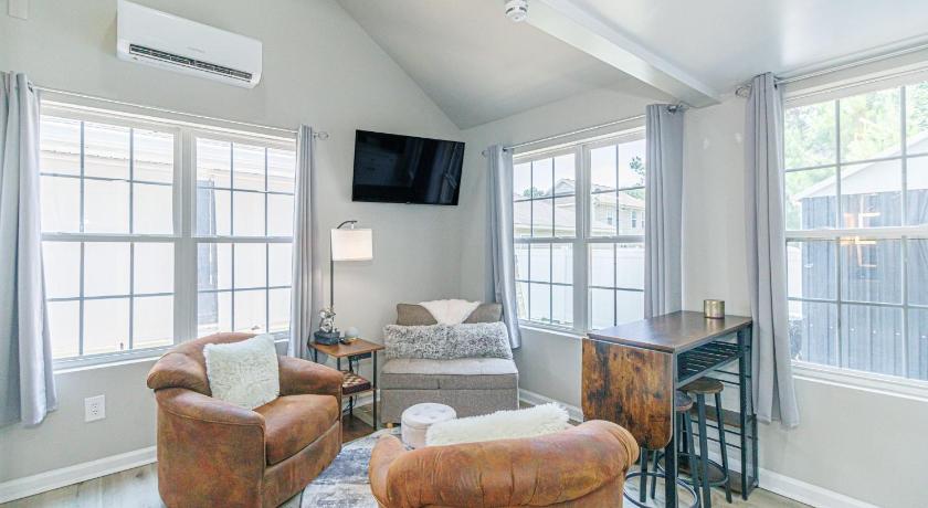 Cozy Tiny Home for 2! Short drive to the Beach!