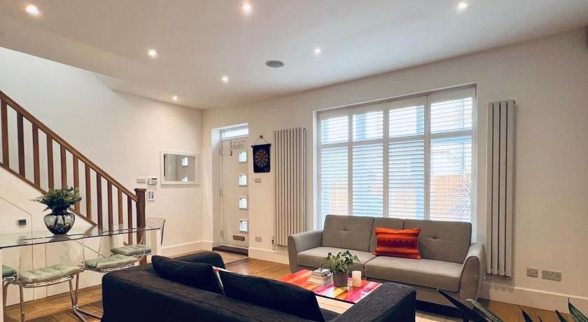 The Mews house in Muswell Hill with private parking