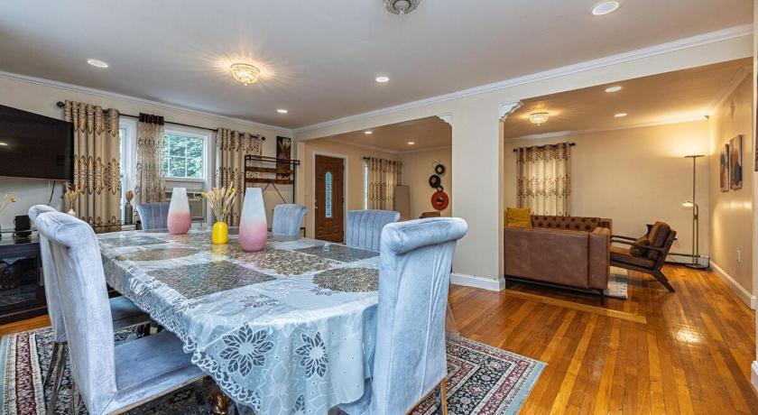 Extremely Spacious Home 10 Mins to The Encore