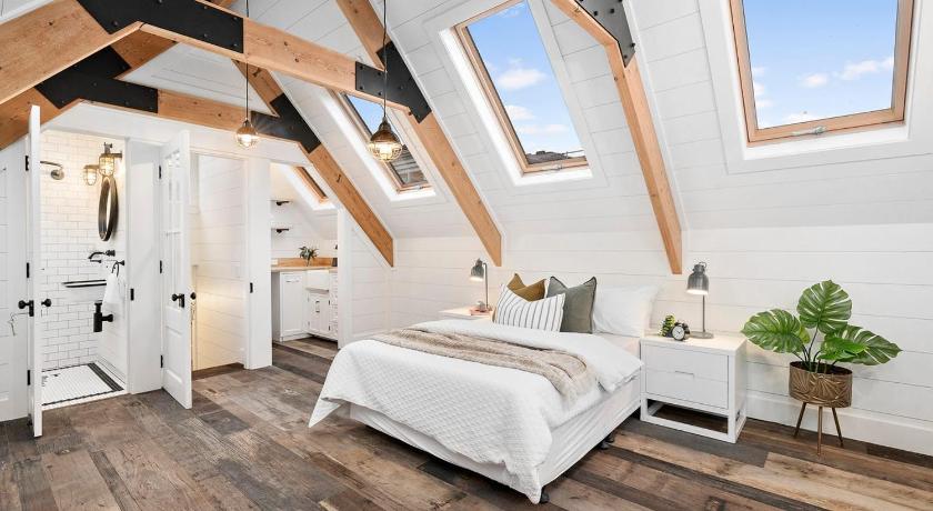 A Majestic Victorian Private Rear Access Quarters