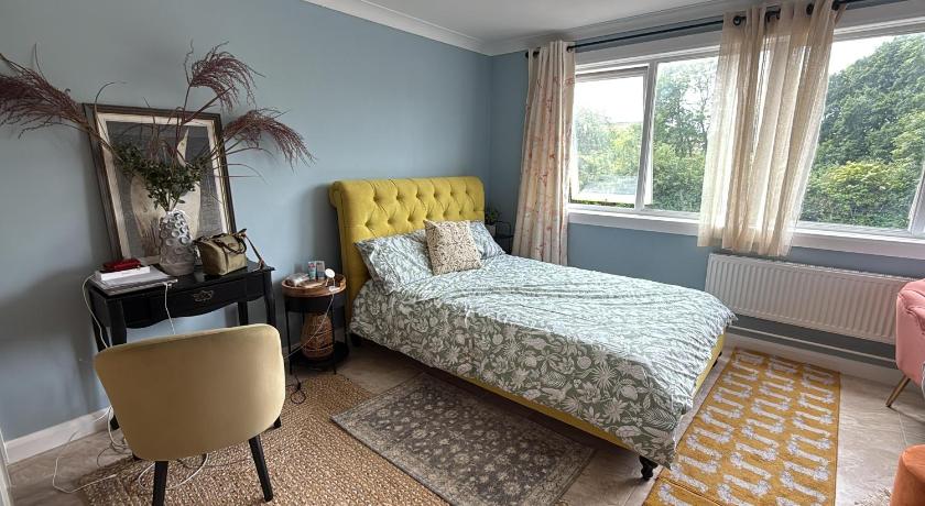 Milton Keynes Central Flat with Full Kitchen, Large Bed, Park View & Lots of Parking by MK City Cent