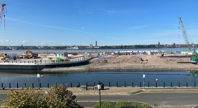 Liverpool River View City 2 Bedroom apartment, FREE parking