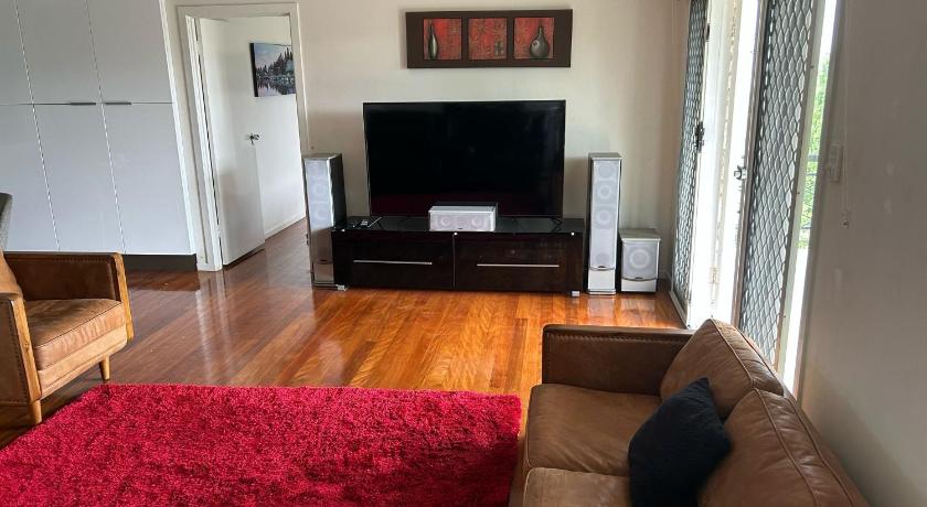 Hill top 2-bedroom home with charming view