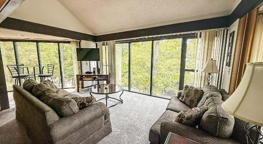 Treetop 3bd3badeckpoolsgrilldock-sleeps 8pp