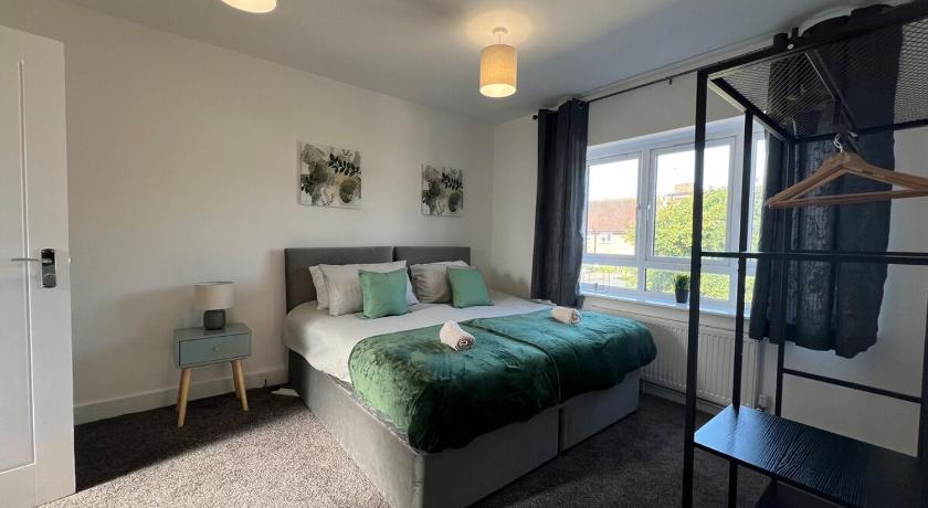 Perfect Contractor house-3 free parking space-EV charging-Secure-Quiet-Modern