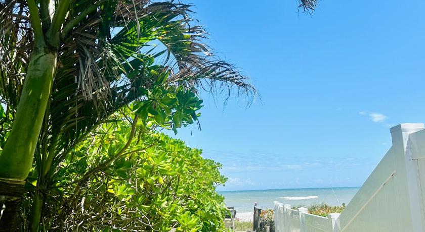 Steps to the Sand - Private Beach Access & BBQ Grill