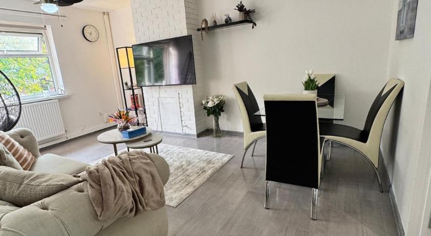 Swanky3Bed HomeModern Kitchen