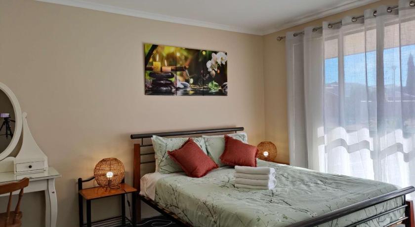 5 bd 2 bath stylish retreat close to beach and wineries in Christie Downs