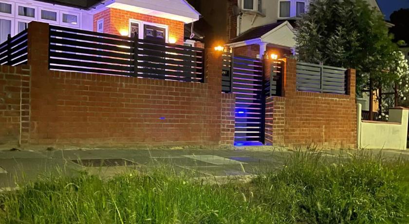 Luxe Villa, 6 En-suite Bedrooms - West London - Wembley Stadium 5KM away