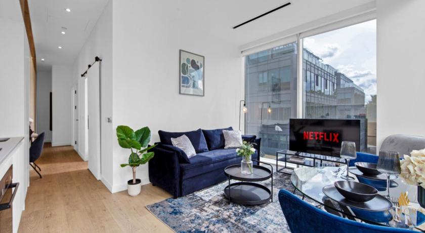 Stylish 2BR w Cinema, Gym, Games Room & Free Parking, Kew Gardens