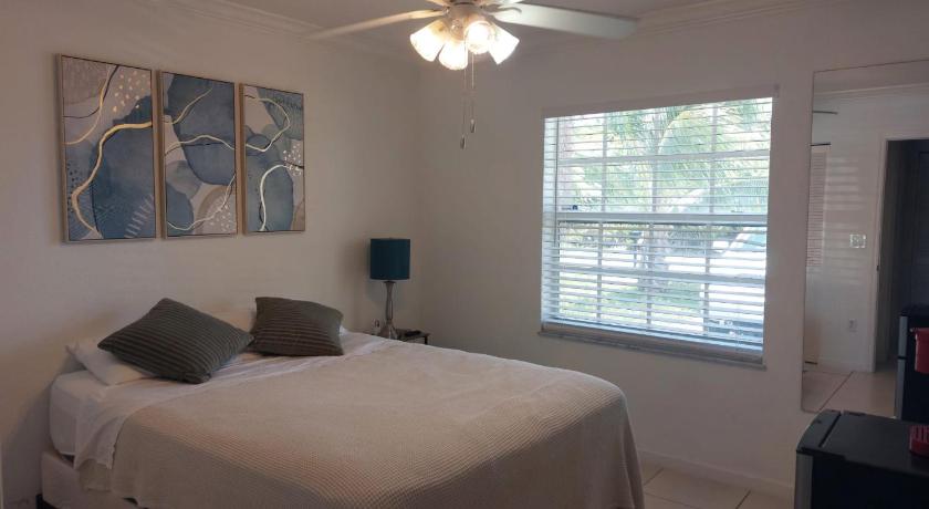 Room 5 minutes from PBI Airport