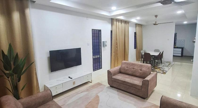 Zehra Villa Seri Iskandar with Private Pool