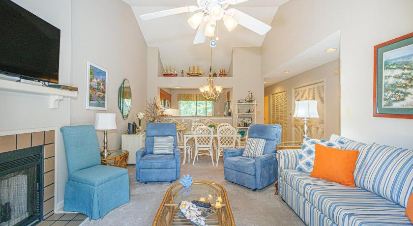 Spacious 2 Bedroom Condo- Vaulted Ceilings and Fireplace- St James Park 12-E