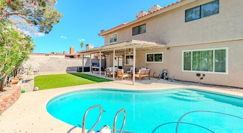 Spacious Lux Estate l 8 mins to Strip