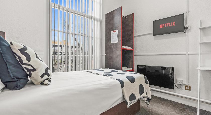 Compact Studio for , Kitchen, WiFi, Parking in Dudley