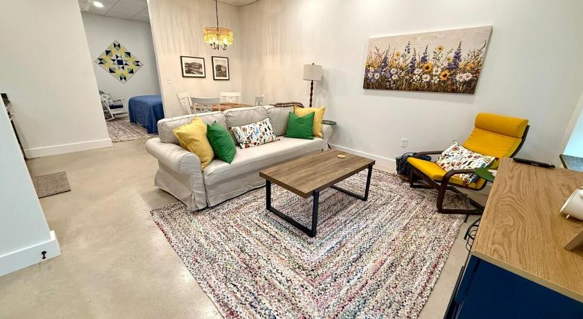 Cozy Cure Apartment in Downtown and Historic Pilot Mountain