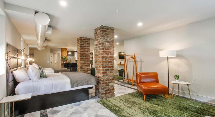 King and Queen Suite 1st Floor Sleeps 6